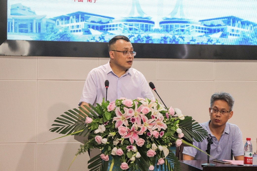 校党委副书记,副校长吴尽昭致辞