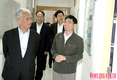 2008年11月9日何康（左一）参观广西亚热带生物资源保护利用重点实验室.jpg