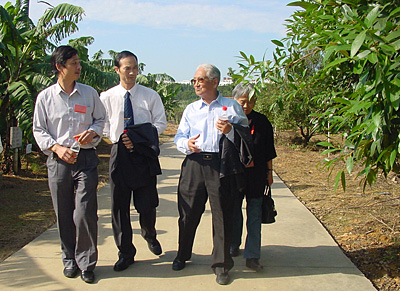 2008年11月12日,80周年校庆期间国家农业部原部长何康回农学院参加活动.jpg