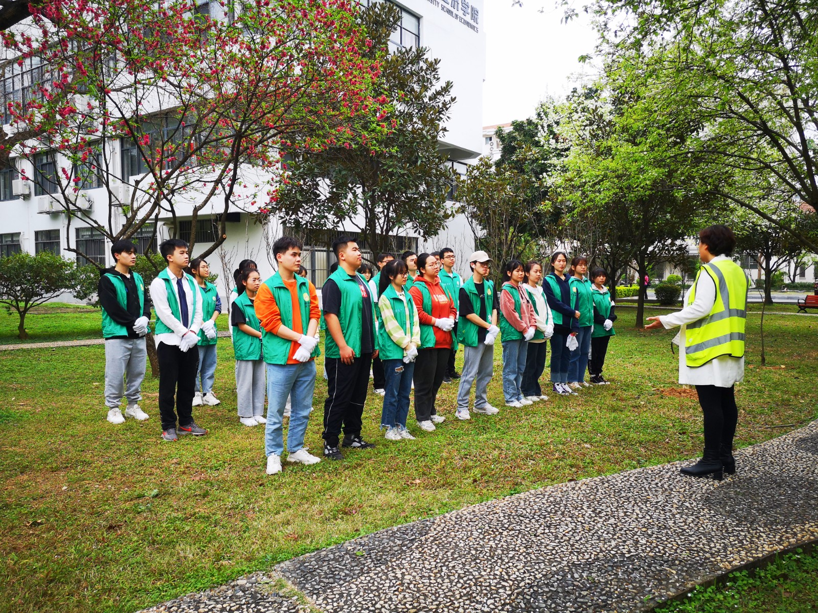 【学雷锋 我行动】动物科学技术学院开展养护树木志愿服务活动