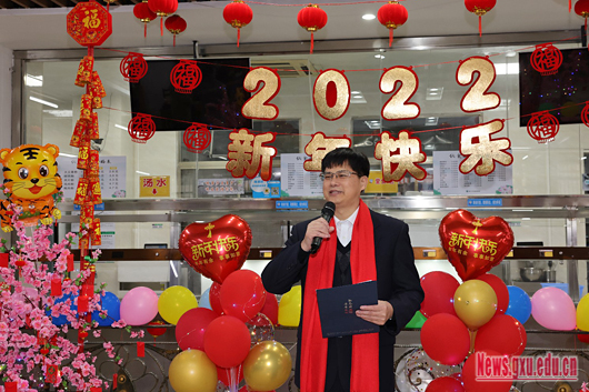 校领导与留校学生同吃年夜饭共贺新春佳节