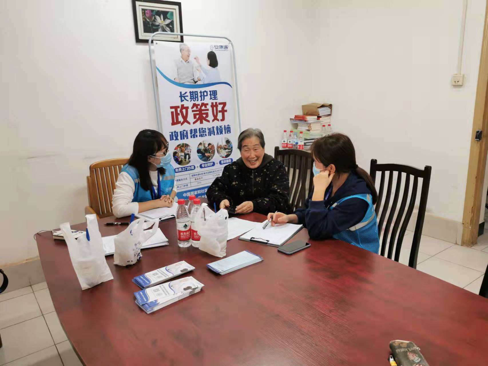 【党史学习教育】离退处组织离休干部开展智慧应急手机调试工作为群众办实事