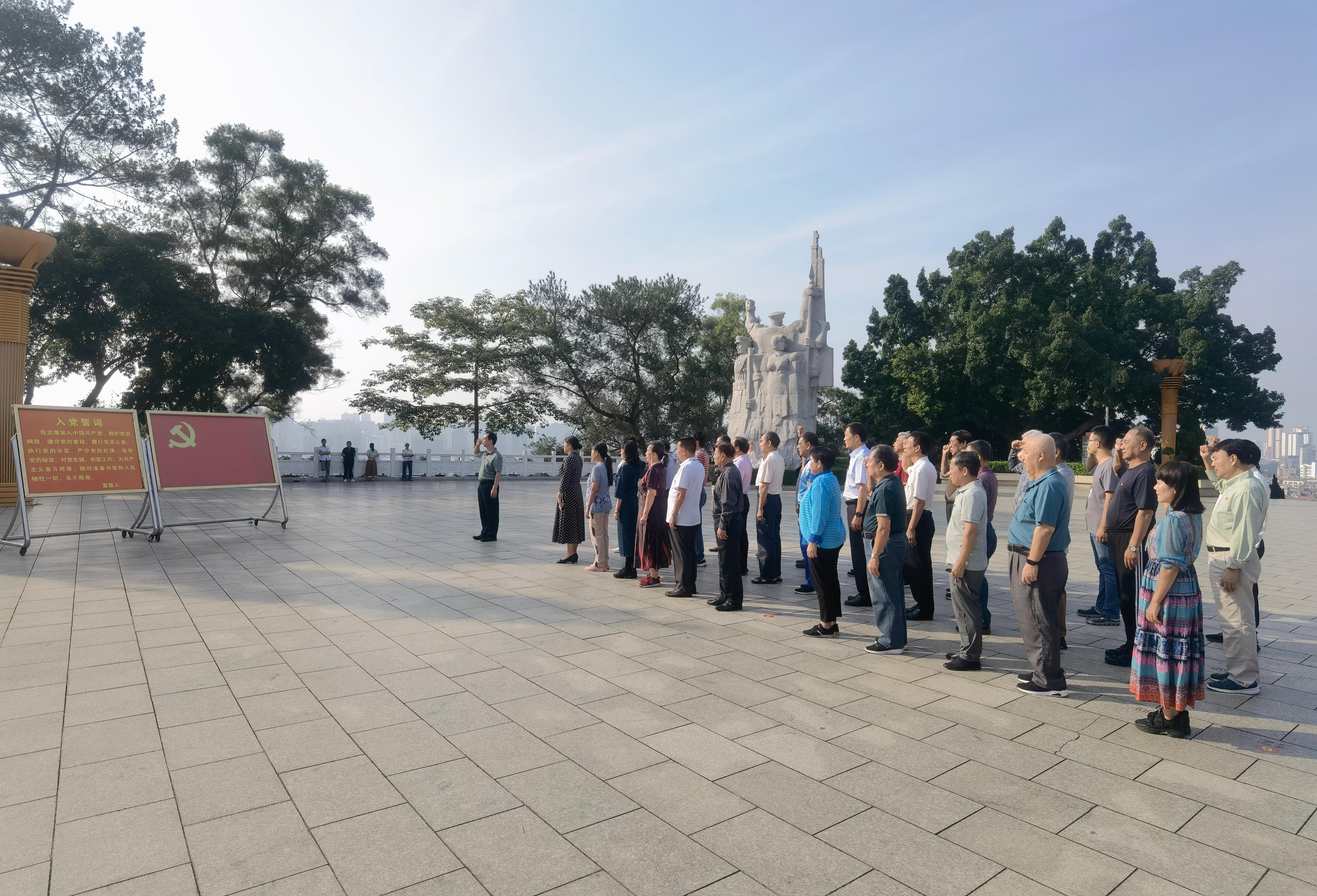 我校退休党员代表赴百色市开展革命传统教育（2023-10-20）