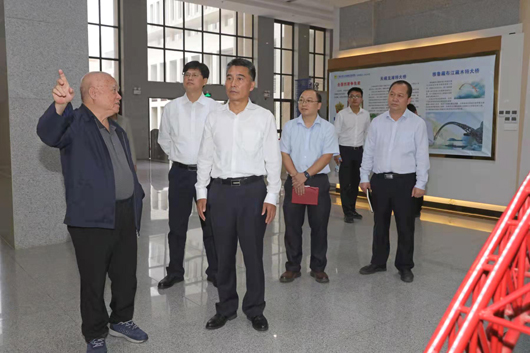 王乃学看望郑皆连院士