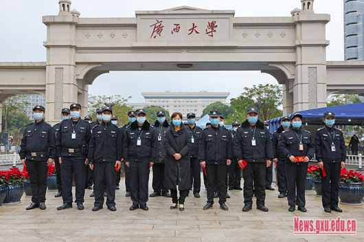 校领导大年初一慰问坚守岗位员工代表