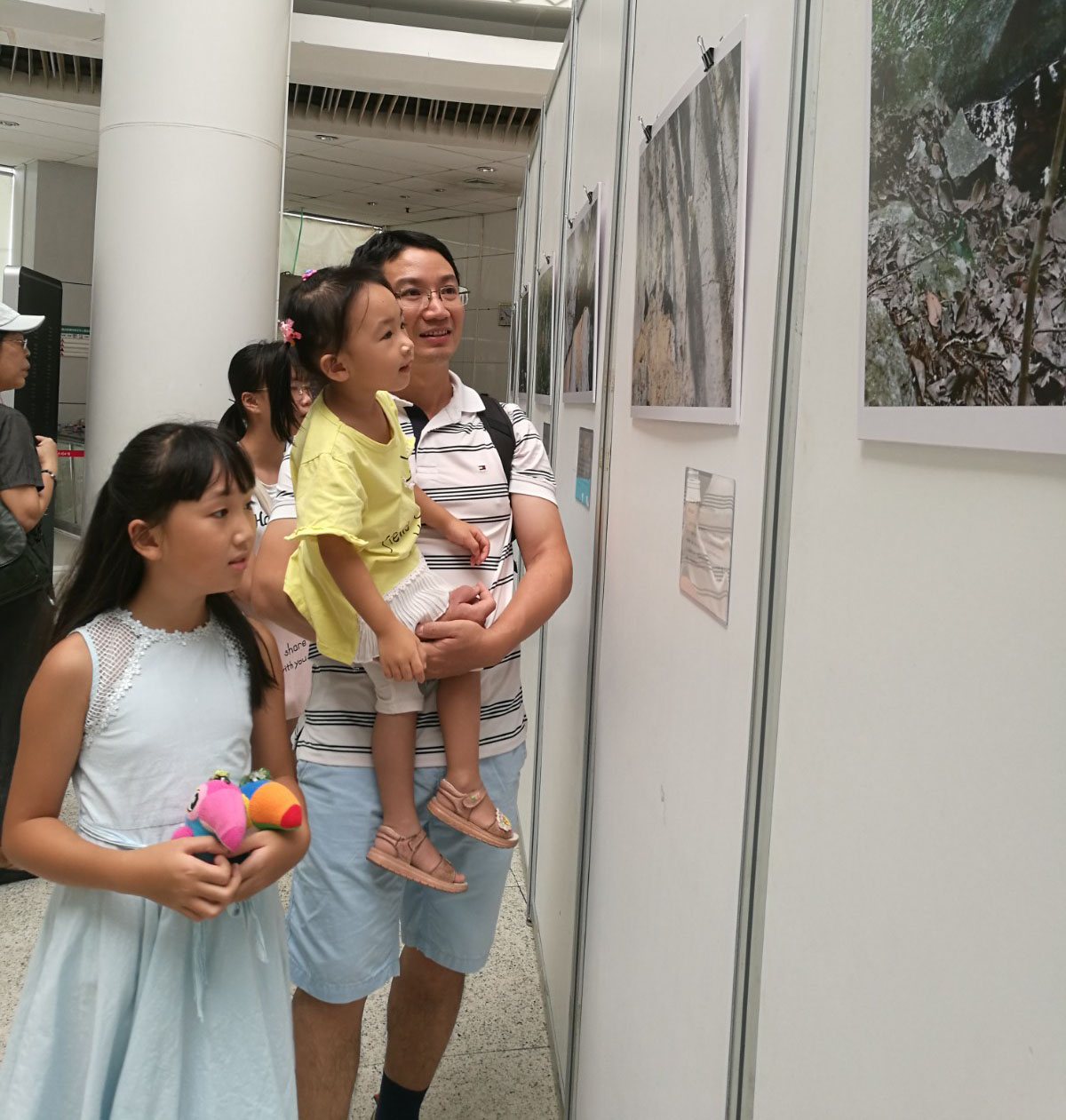 罗应华和孩子在区图书馆参观野生动物图片展 (2).jpg