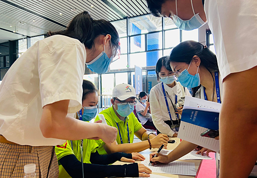 我校志愿者完成第18届东盟“两会”志愿服务活动