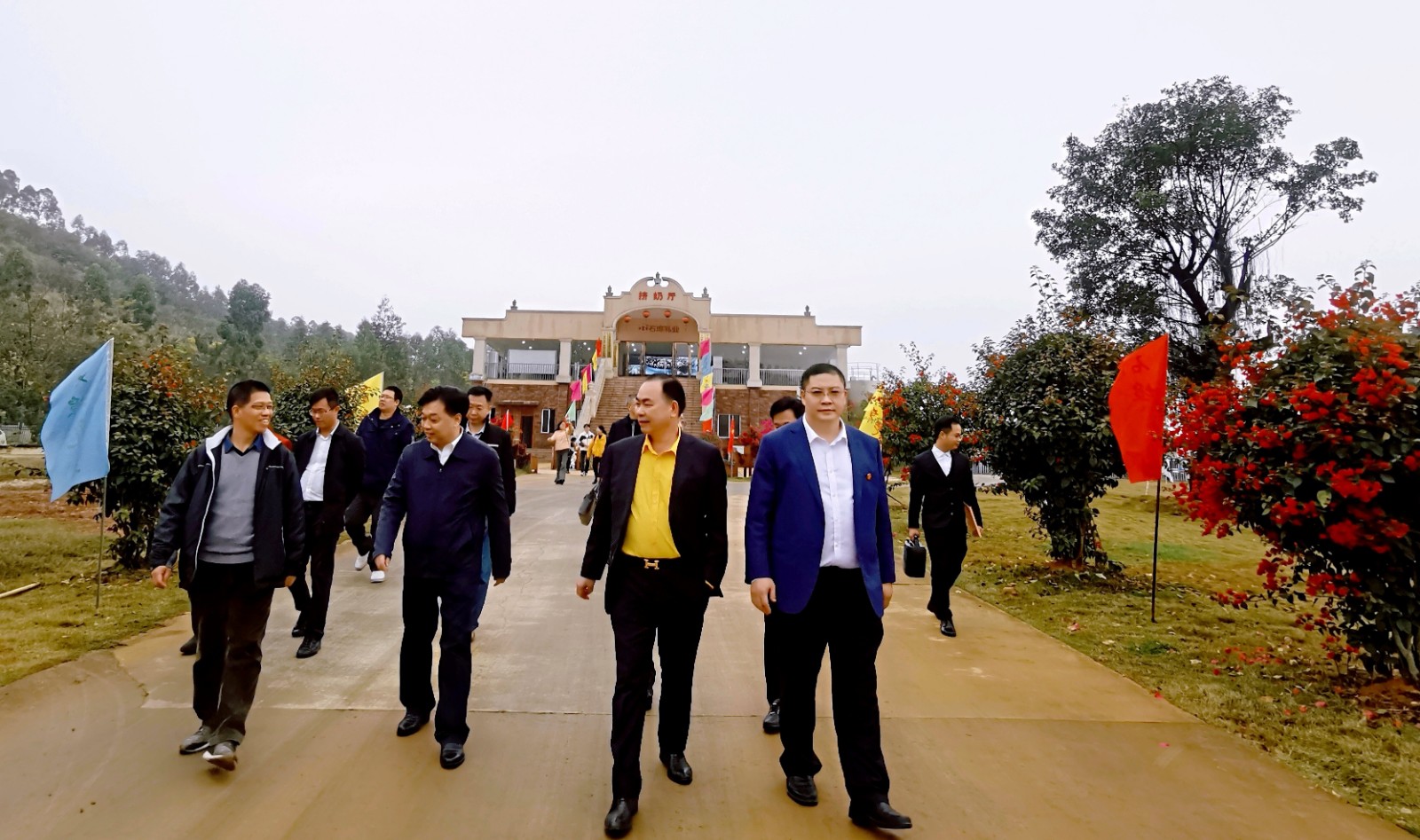 校领导率队赴校友企业调研并召开工作总结会